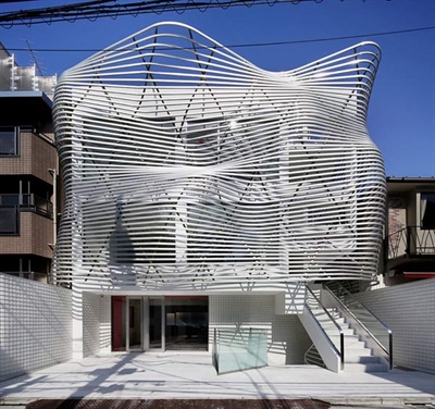 طراحی نمای ساختمان اداری از آمائو ؛ ساختاری با بافت نرم فلزی