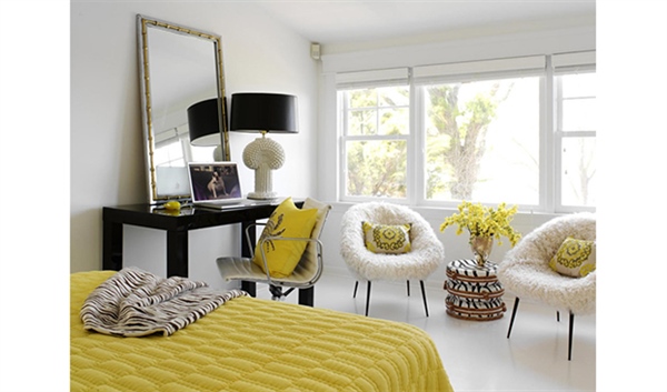 استفاده از رنگ زرد با پس زمینه ی سفید در اتاق خواب
